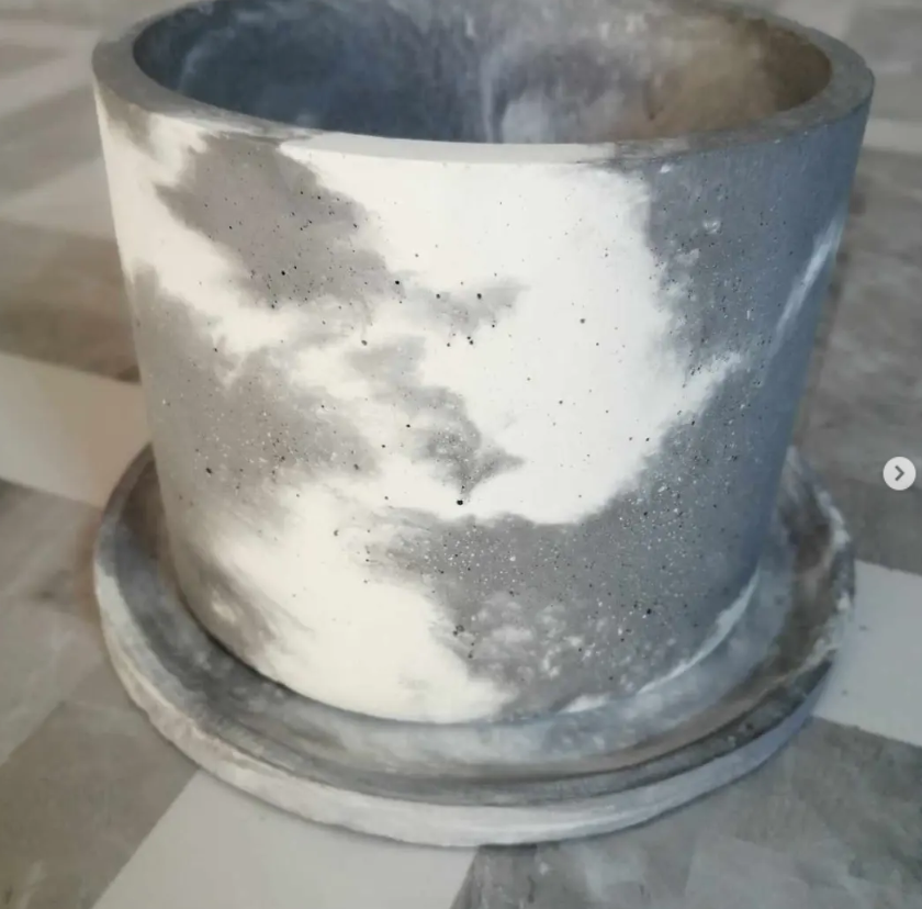 Pot en ciment et soucoupe