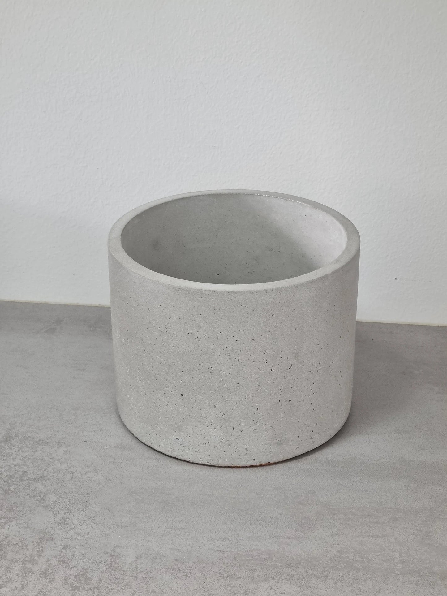 Pot en ciment et soucoupe