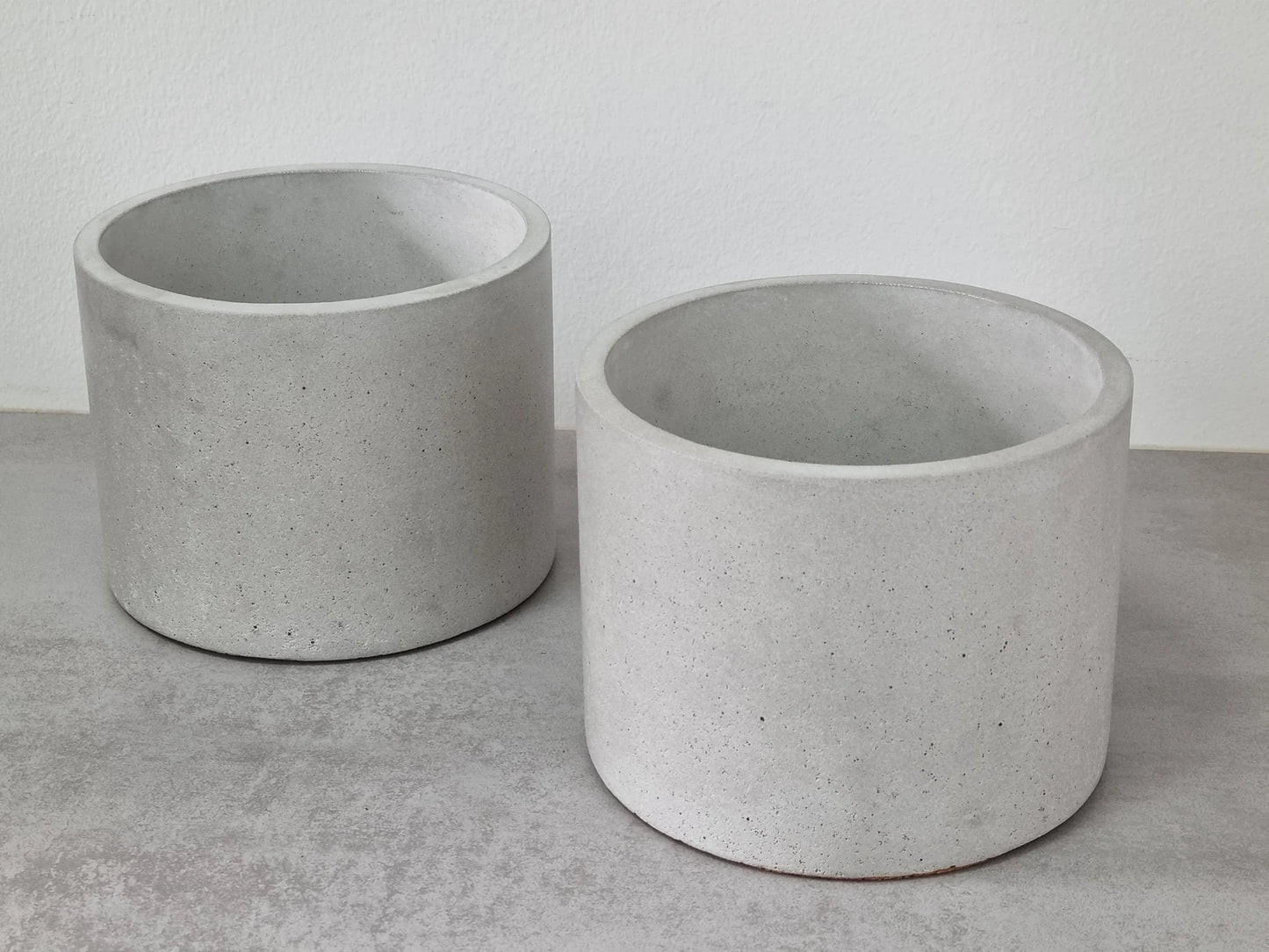 Pot en ciment et soucoupe